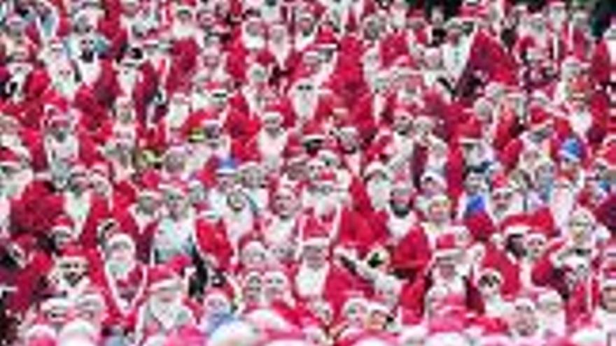 Numerosos Santa Claus en Liverpool. / Efe