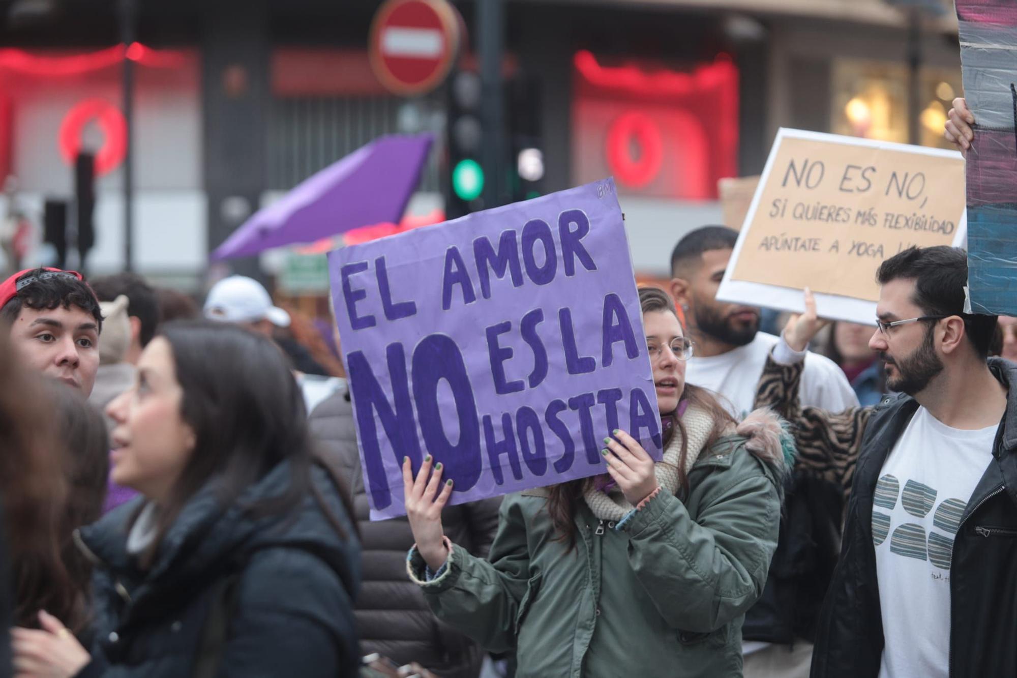 La manifestación del 8M de la Assemblea Feminista, en imágenes