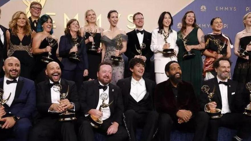 'La maledicció de Widow's Bay' arrasa als Emmy, que homenatgen la marxa d'estrelles, i 'The Pitt' revalida el guardó a millor drama