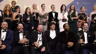 'La maledicció de Widow's Bay' arrasa als Emmy, que homenatgen la marxa d'estrelles, i 'The Pitt' revalida el guardó a millor drama
