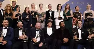'La maledicció de Widow's Bay' arrasa als Emmy, que homenatgen la marxa d'estrelles, i 'The Pitt' revalida el guardó a millor drama