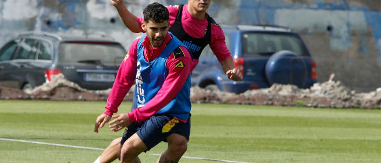 Roque y Tana disputan un balón en el entrenamiento de ayer.