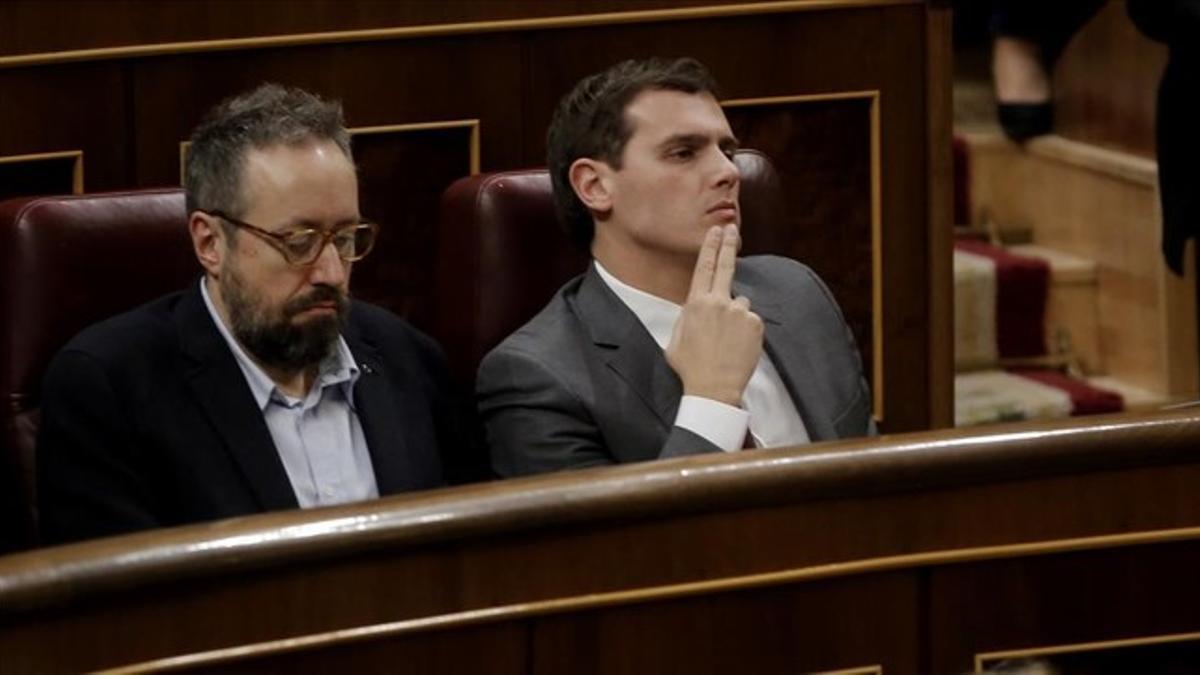 Albert Rivera y Juan Carlos Girauta siguen la intervención de Pedro Sánchez en el debate de investidura.