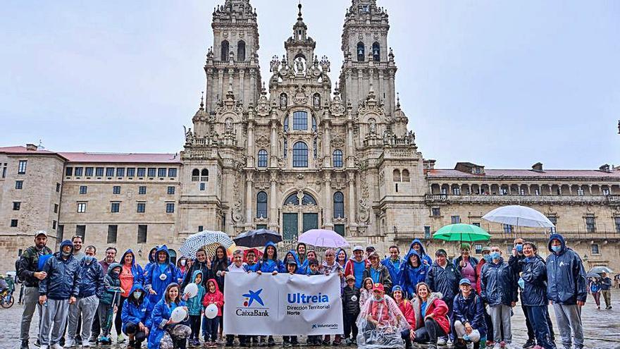 Trabajadores de CaixaBank, ayer en la Plaza del Obradoiro.   | // FDV