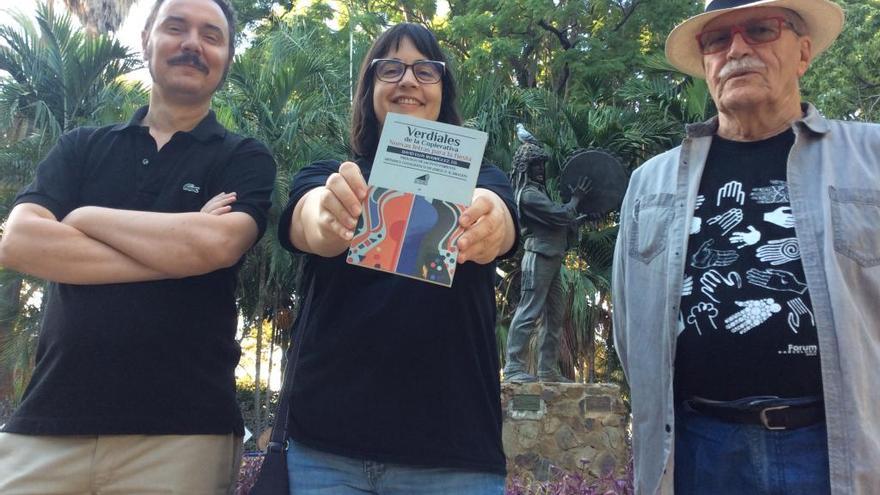 Jacinto Pariente (izq.), Pilar Márquez y Manuel Sánchez Vicioso, con el libro de verdiales, esta semana en la Glorieta del Fiestero, en el Parque. A.V.