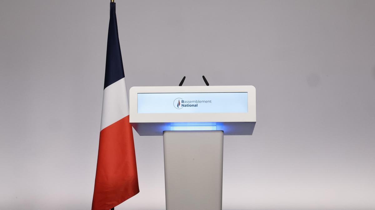 París, 07/07/2024.- Podio vacío de Reagrupamiento Nacional, el partido de Marine Le Pen