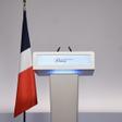 París, 07/07/2024.- Podio vacío de Reagrupamiento Nacional, el partido de Marine Le Pen 