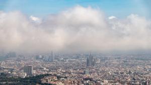 Bandas de nubes muy bajas sobre Barcelona, el 25 de abril del 2023.