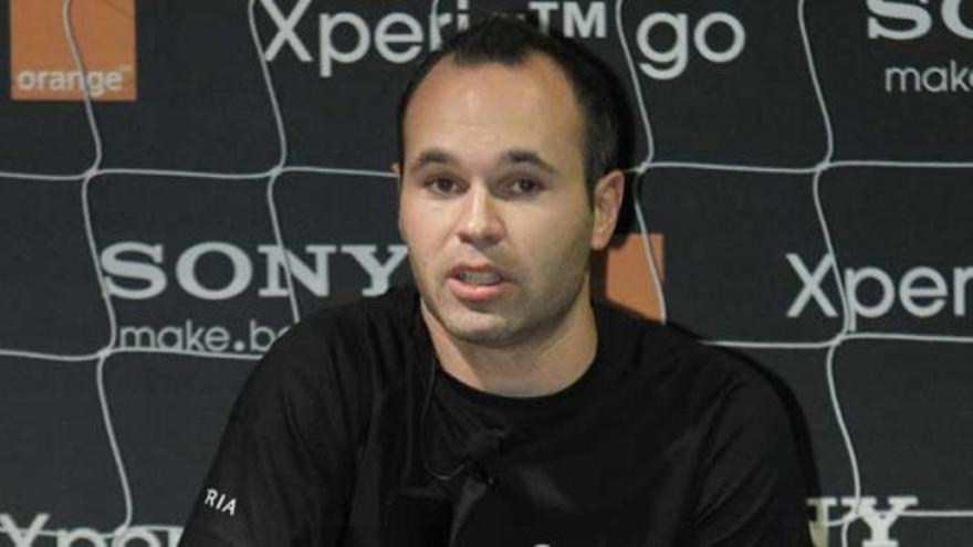 Iniesta:&quot;Cristiano es uno de los grandes aspirantes al balón de oro&quot;