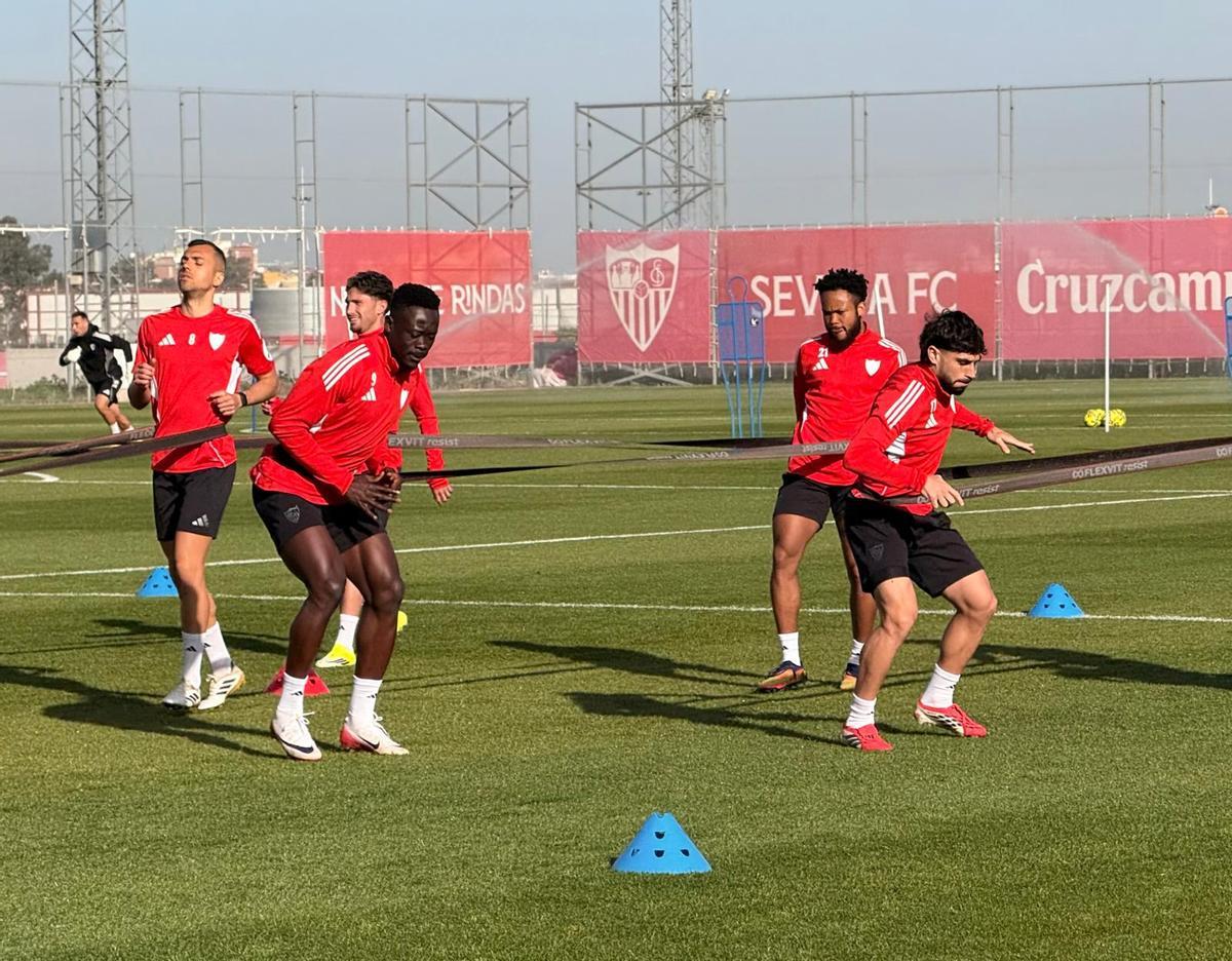 Maupay, Ejuke, Akor Adams, Jordán y Carmona, en un entrenamiento del Sevilla FC