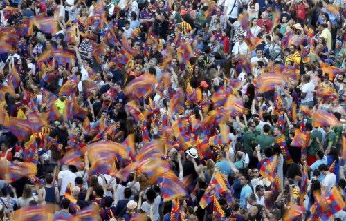 Barcelona's fans wave flags as they wait the arrival of the players during celebration parade in Barcelona