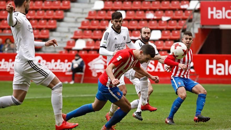 Claudio Medina remata a gol contra el Mirandés