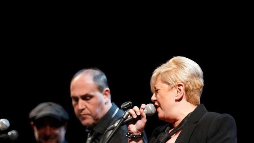 Arriba, Marta Valero, cantante de &quot;Los Desiempre&quot;, junto al bajista Fernando Martínez, durante su actuación. Sobre estas líneas, público asistente a la velada de ayer en el patio de butacas del teatro Filarmónica.