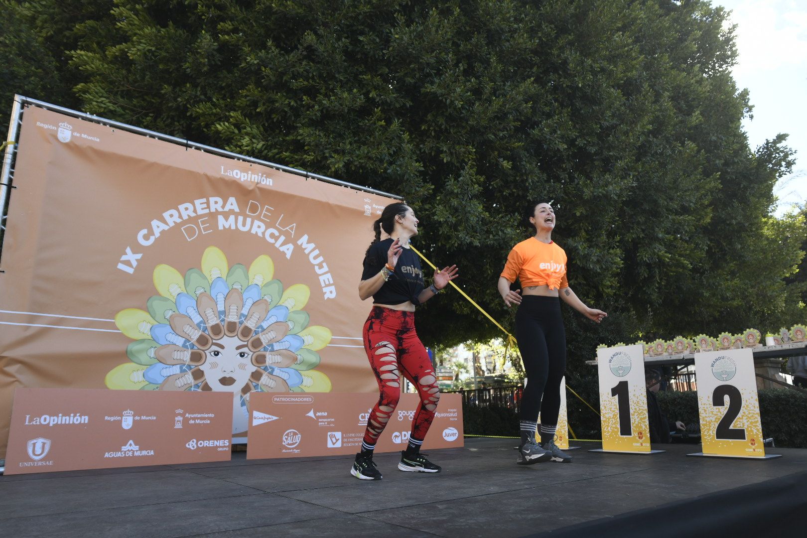 Imágenes de ambiente de la Carrera de la Mujer de Murcia