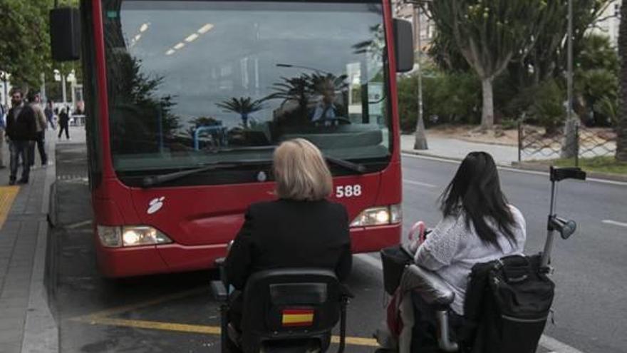 Los discapacitados con sillas a motor podrán ir en bus con una tarjeta especial