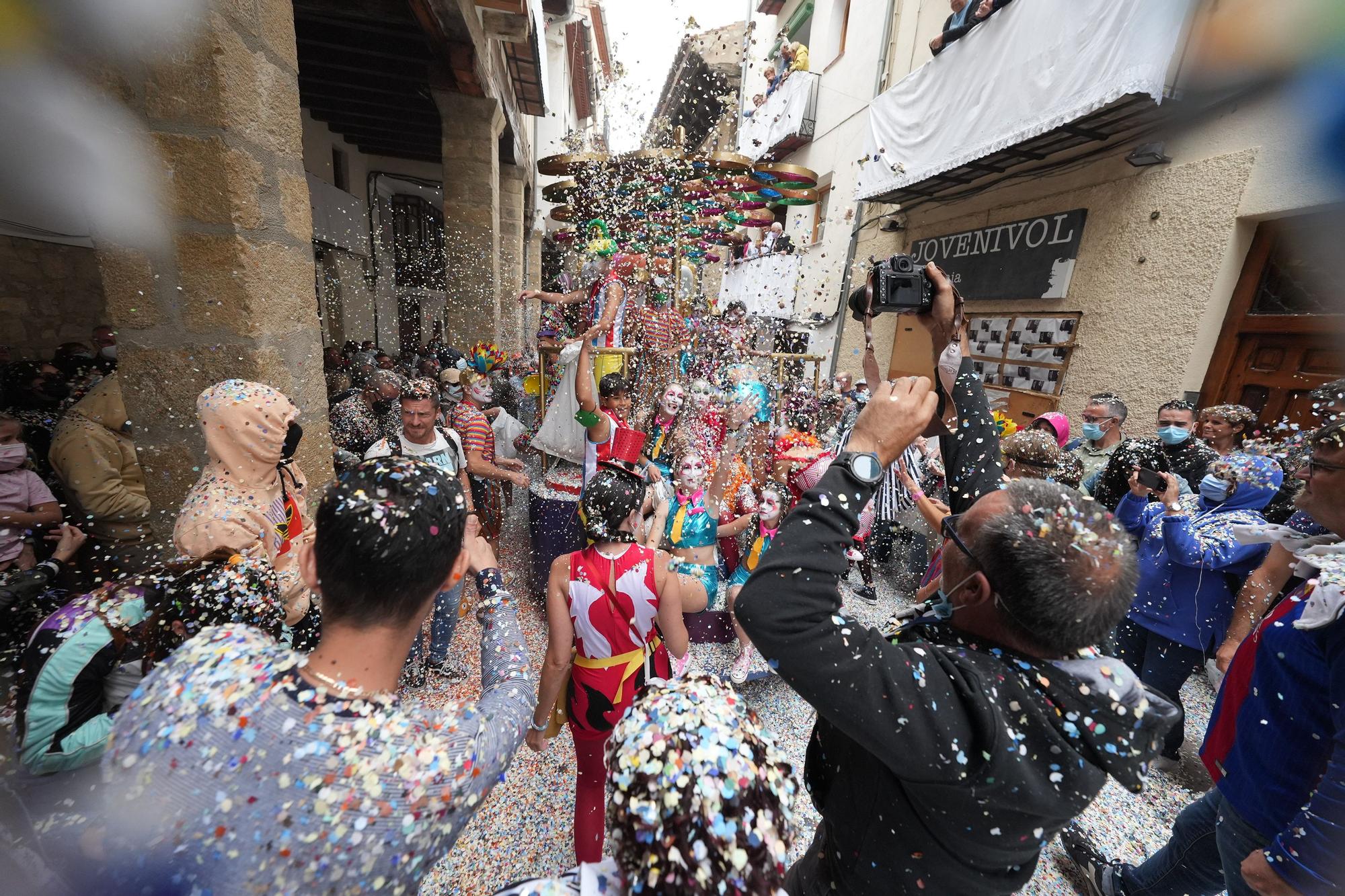 Búscate en el desfile de carrozas y disfraces de l'Anunci de Morella