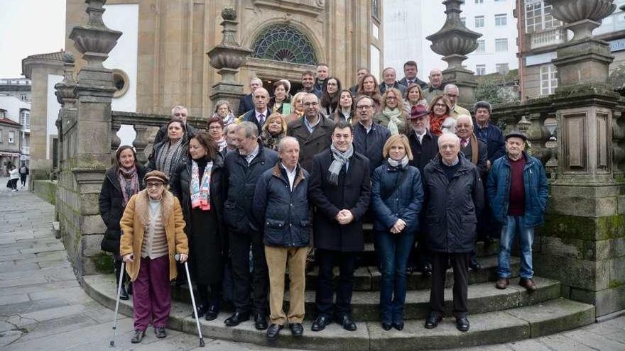 El consejero y representantes de todas las asociaciones posaron ante el santuario.