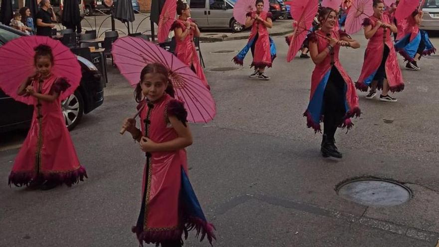 Fiesta a todo ritmo en el barrio felguerino de La Pomar