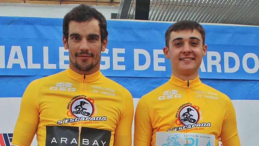 Toni Ballester (i) y Xisco Crespí, con sus maillots. | T. ARBONA