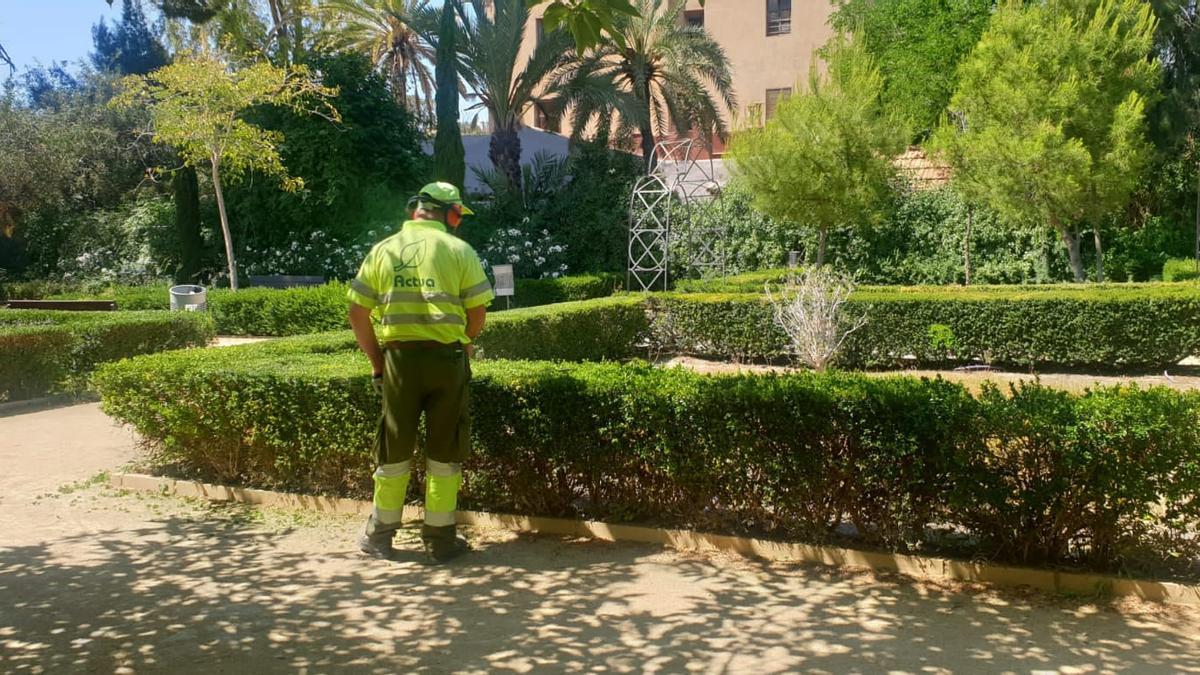 Un operario en el parque Manzaneta de Sant Joan.