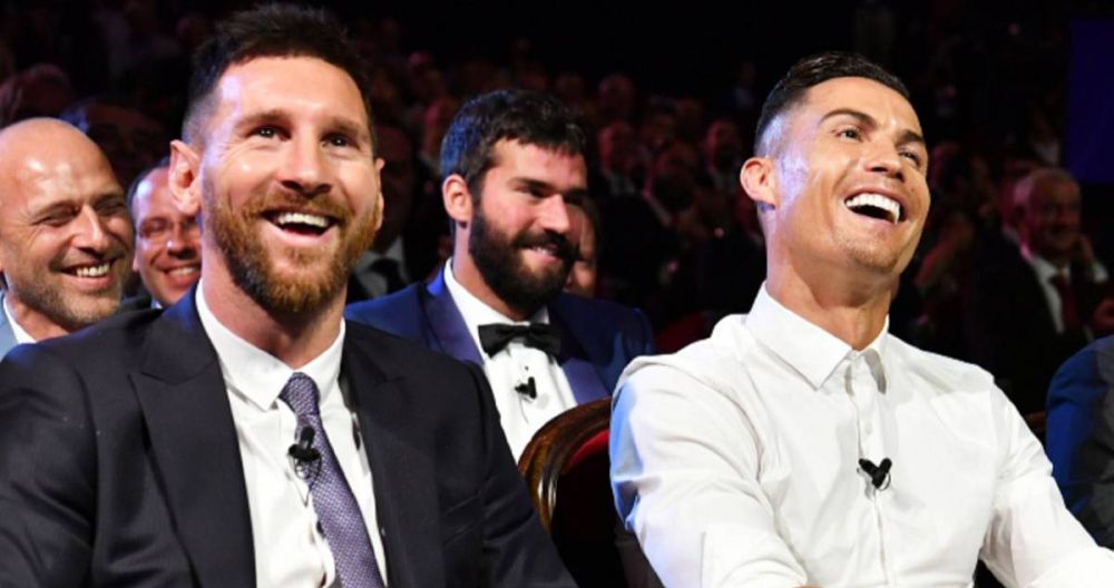 Messi y Ronaldo sonríen en una gala de premios de la UEFA | EFE