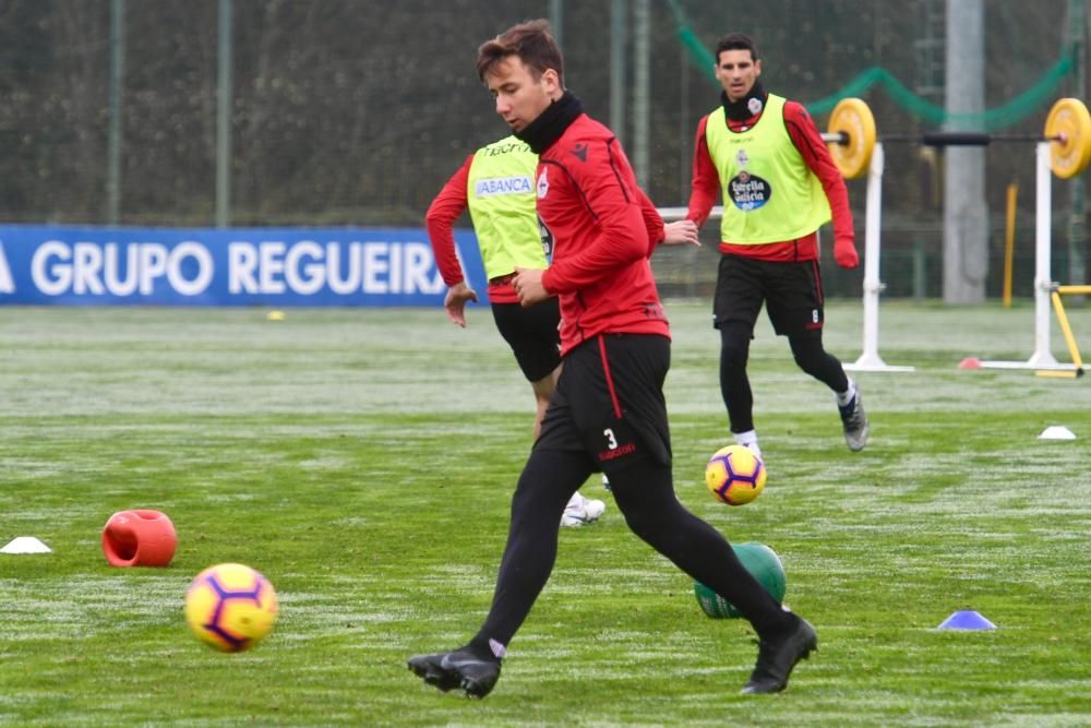 Natxo González dirigió un entrenamiento dividido en dos grupos para reforzar defensa y ataque. Los jugadores regresan mañana a Abegondo.