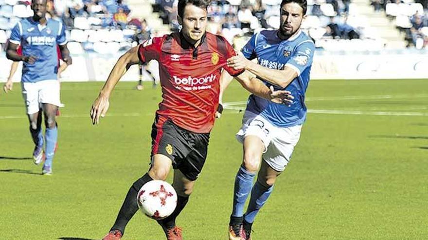 Álex Serrano, autor del segundo gol, disputa el balón a un jugador del Lleida.