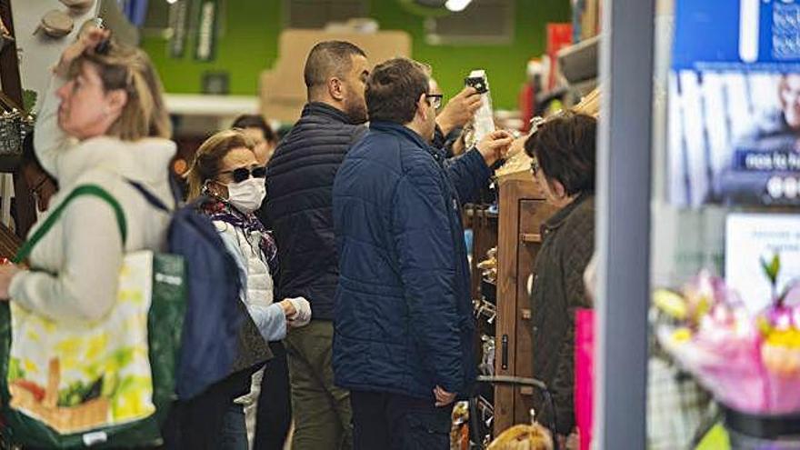 Los supermercados recurren a la seguridad privada y limitan aforo