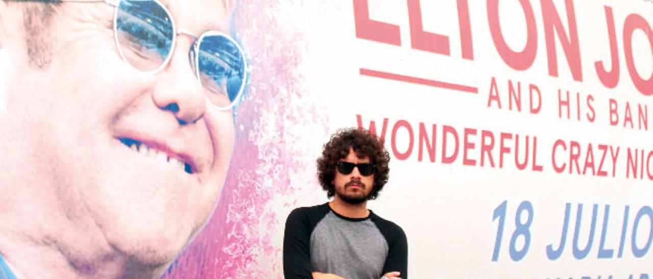 Said Muti posa ante uno de los carteles del concierto de Elton John, en Siete Palmas.