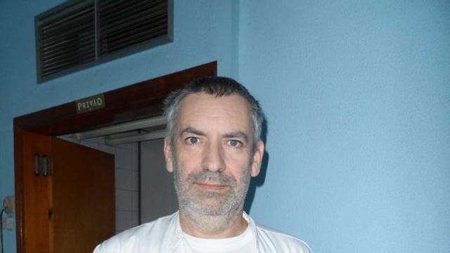 Juanjo Fernández, con el roscón de hojaldre relleno de almendra.
