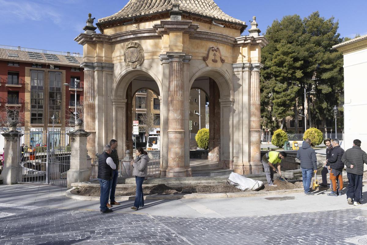 El ajardinamiento perimetral del Templete se renueva con 800 plantas de siete especies