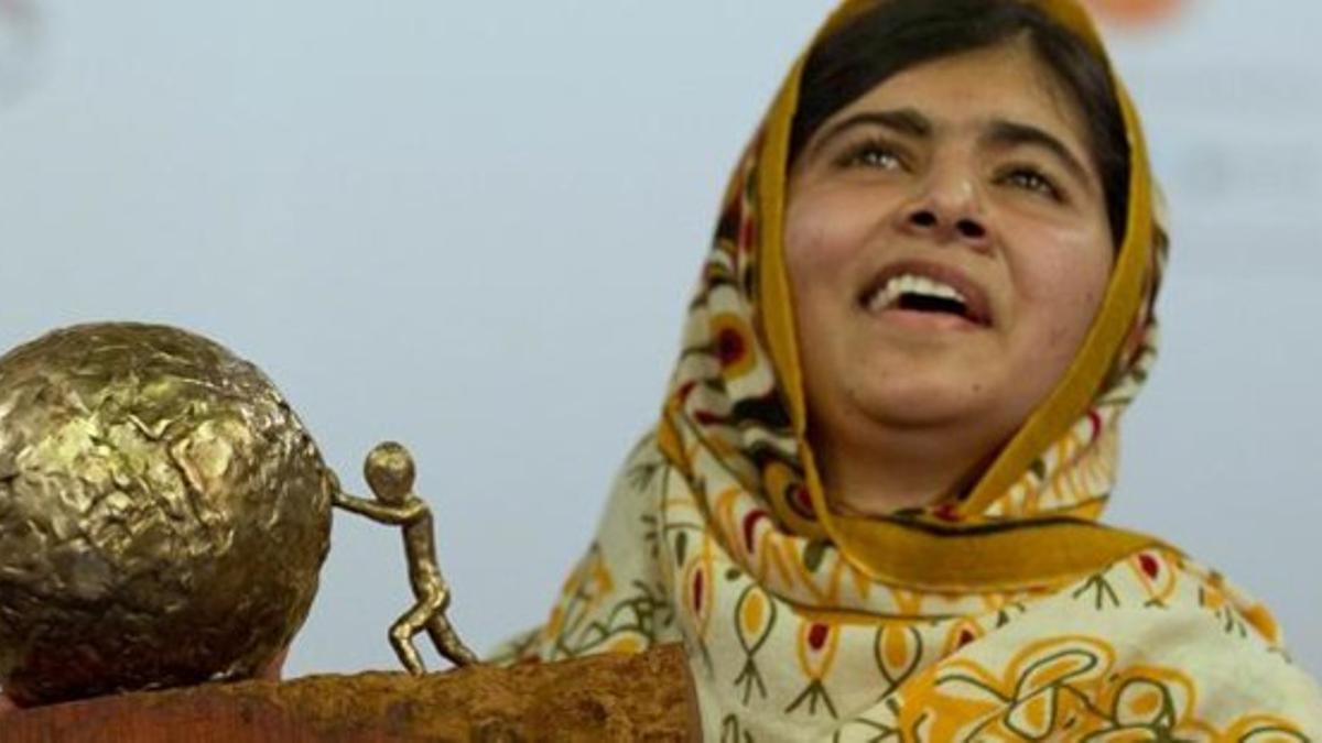 Malala, la estudiante paquistaní atacada por los talibanes, recoge un premio.