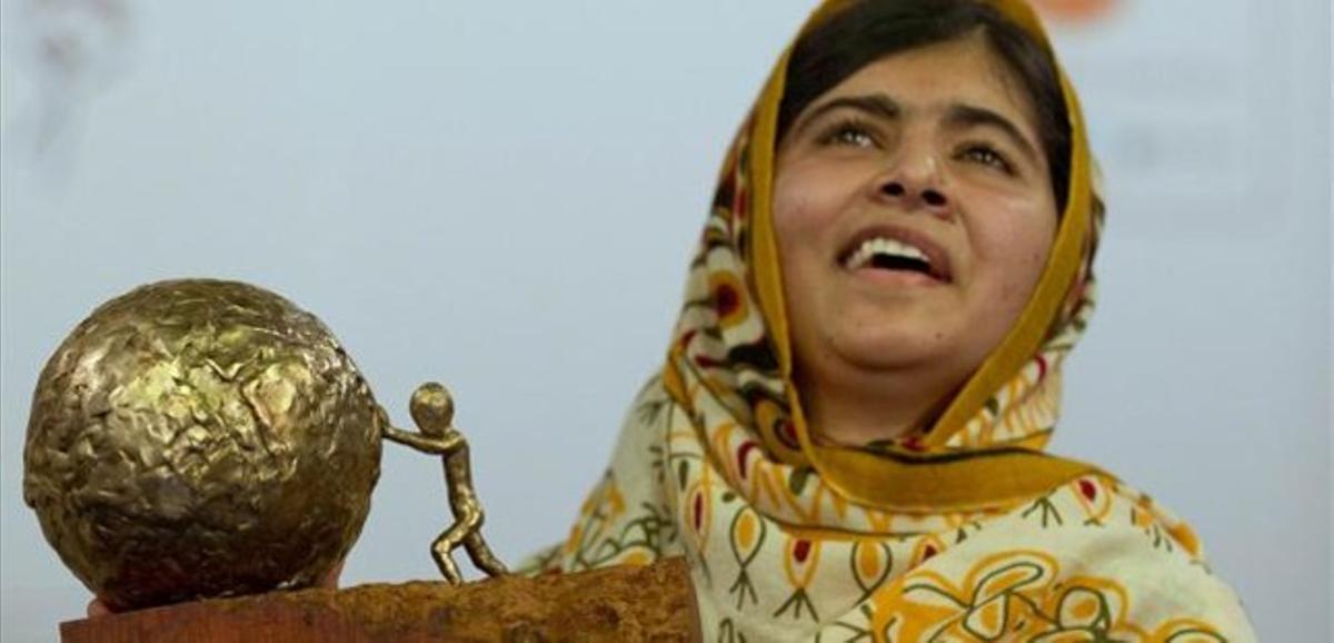 Malala, la estudiante paquistaní atacada por los talibanes, recoge un premio.