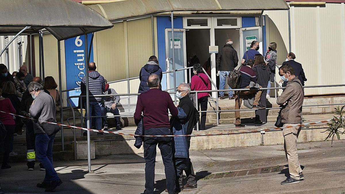 Cues per rebre el vaccí d&#039;AstraZeneca a Girona, fa dues setmanes.