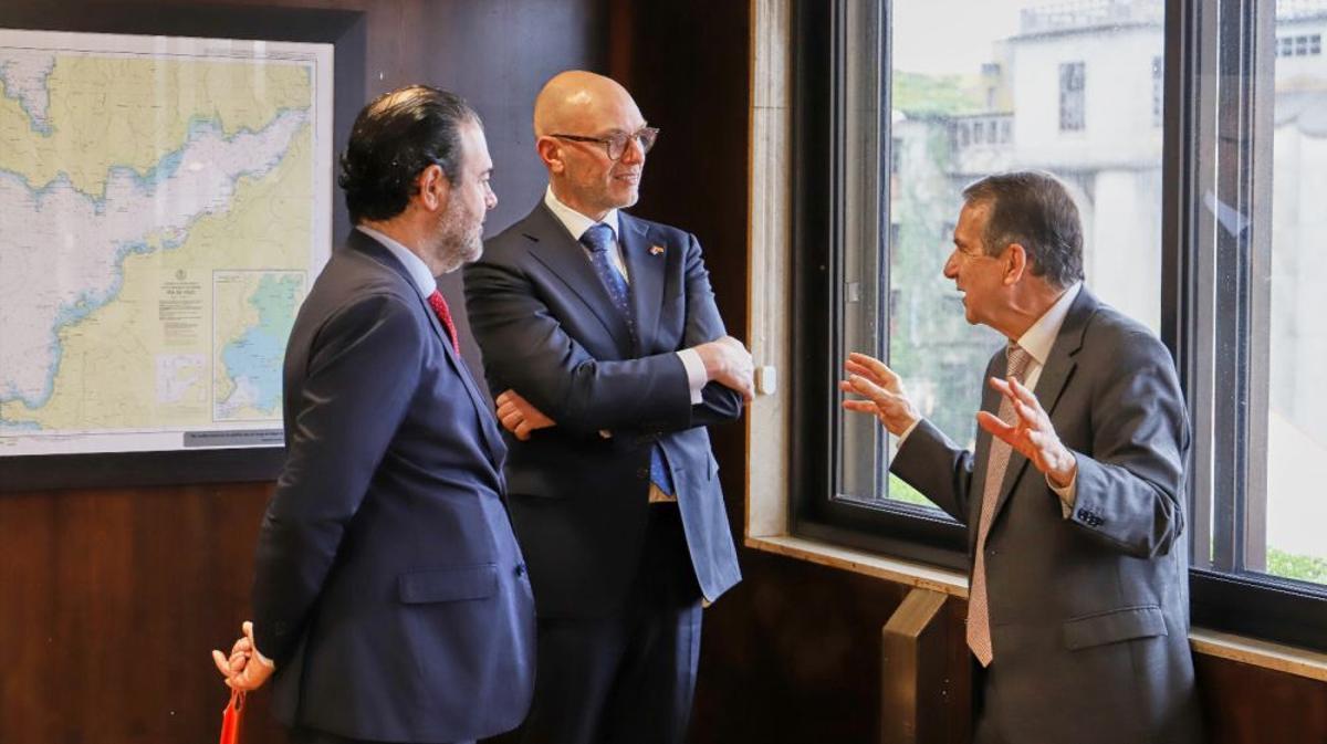 Caballero, con el embajador Roel Nieuwenkamp y Eugenio González de Haz