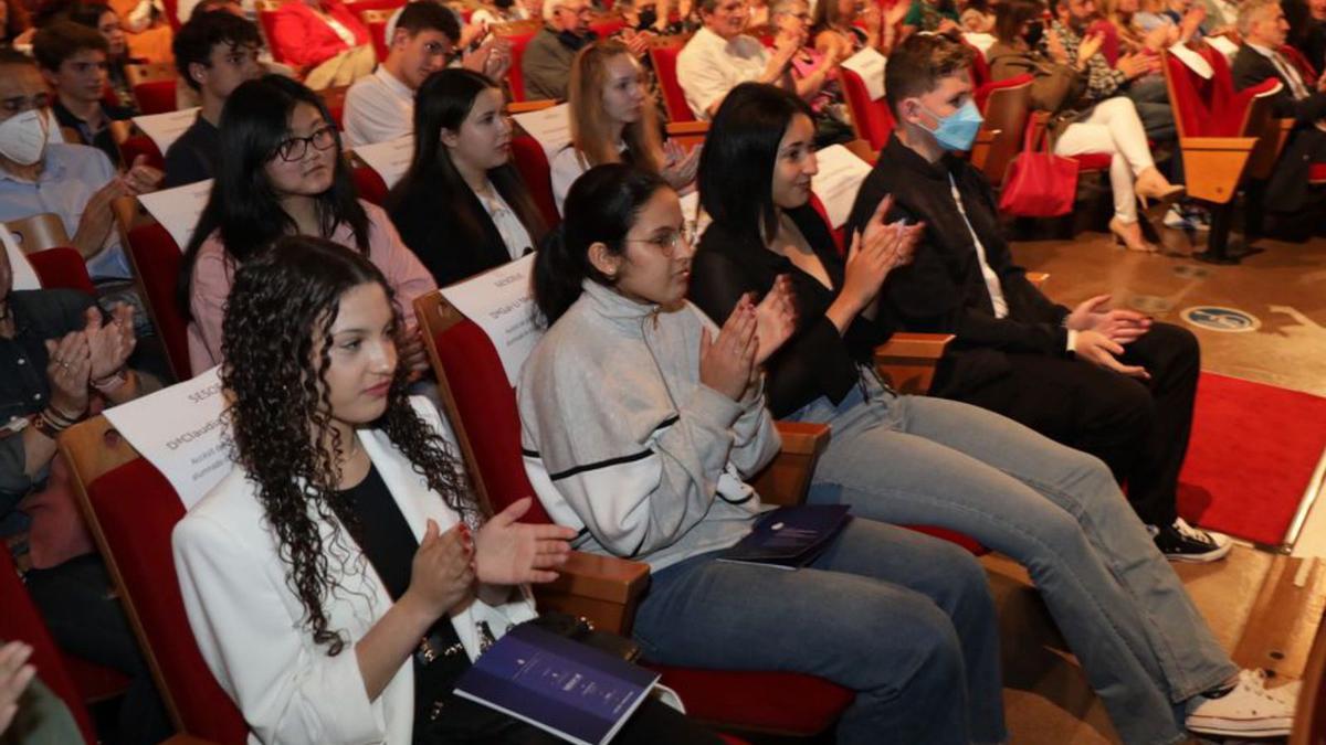 En primer término, los accésit esfuerzo personal, y varios de los asistentes a la entrega de premios en la Laboral, ayer. | Juan Plaza