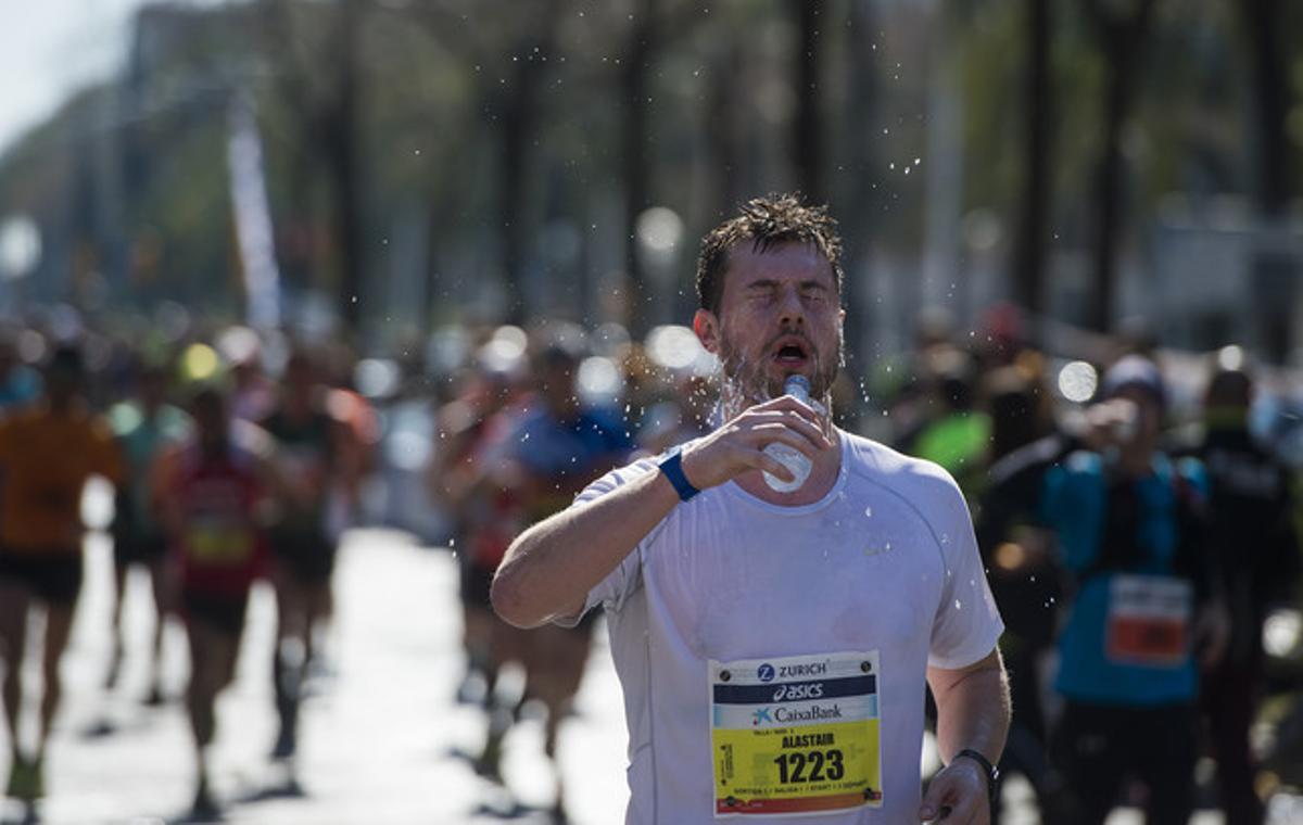 Los corredores en el km 35 del recorrido del maratón de Barcelona.