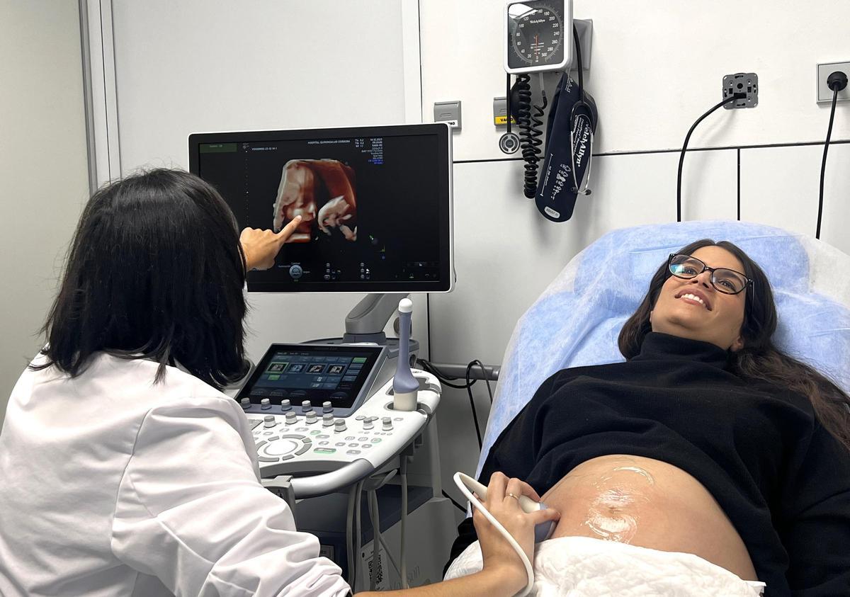 La doctora María Sánchez, en su consulta.