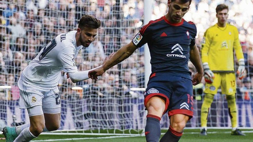 Jonny despeja el balón ante Mayoral, con Rubén Blanco siguiendo la jugada,. // Enrique de la Fuente