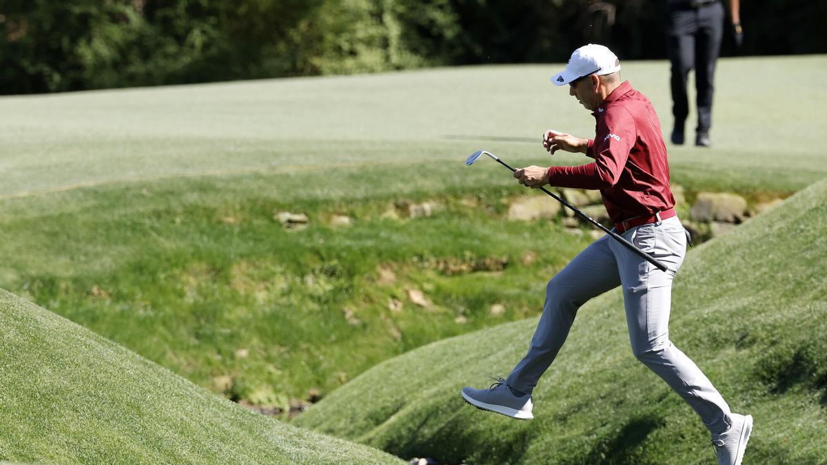 Sergio García salta la ría del hoyo 13, durante la primera jornada del Masters de Augusta