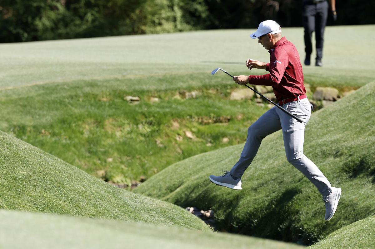 Sergio García salta la ría del hoyo 13, durante la primera jornada del Masters de Augusta