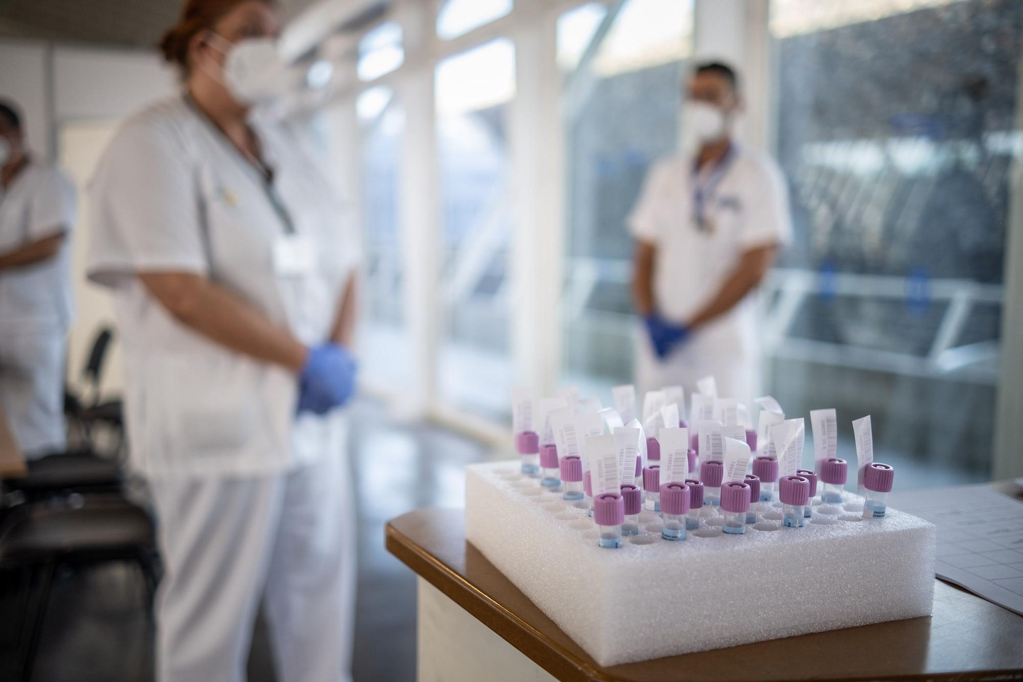 Toma de muestras de Covid-19 en el recinto ferial de Santa Cruz de Tenerife