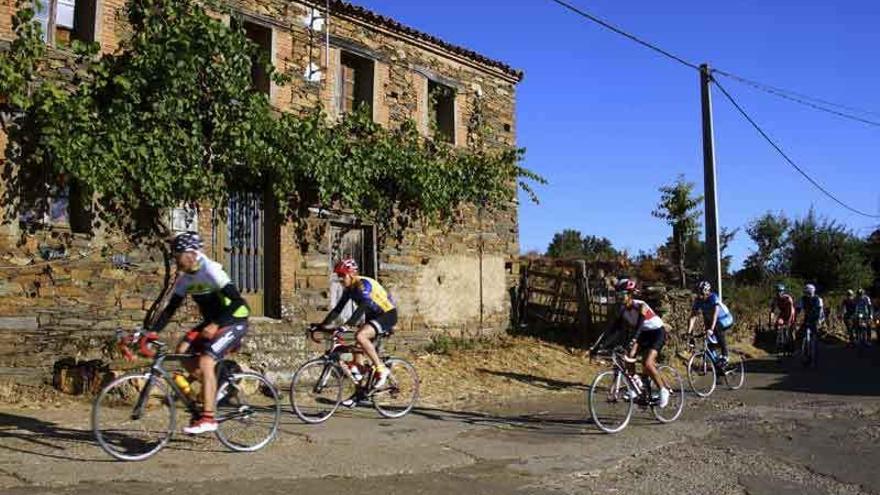 Los participantes durante el recorrido por las localidades de la zona.