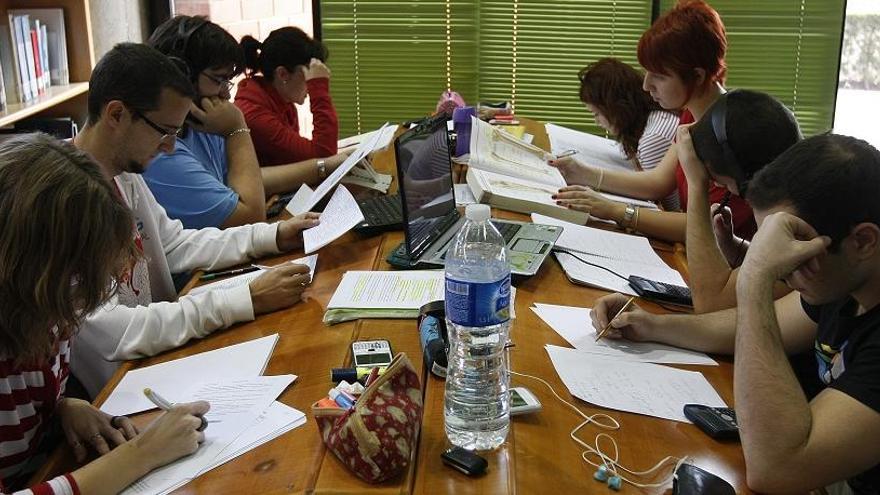 Imagen de archivo de alumnos estudiando en la Biblioteca General.