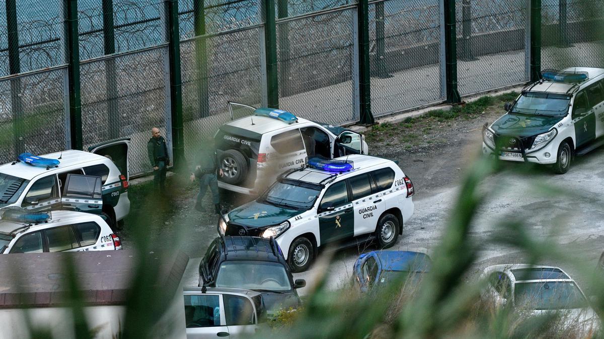 Archivo - Vehículos de la Guardia Civil vigilan el paso fronterizo de la barriada de Benzu