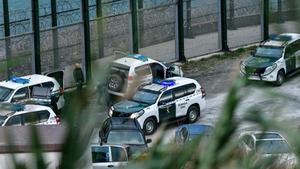 Archivo - Vehículos de la Guardia Civil vigilan el paso fronterizo de la barriada de Benzu