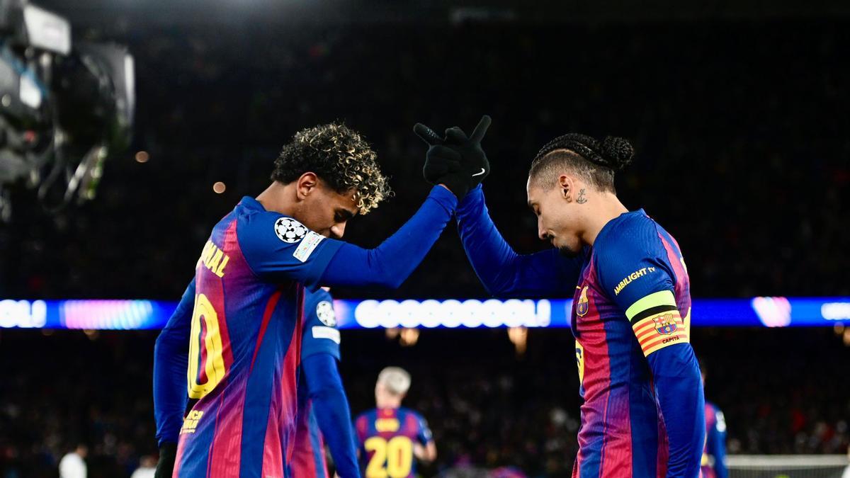 Lamine y Raphinha celebran el triunfo del Barça frente al Copenhague.