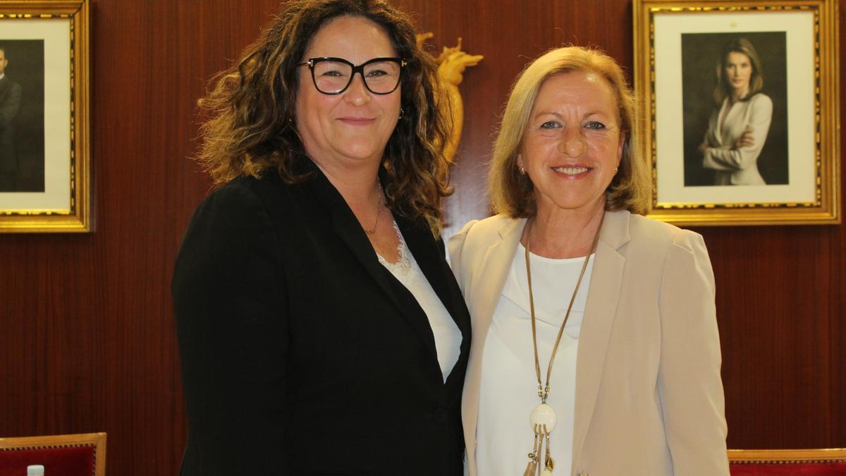 La presidenta del PP de Novelda, Hortensia Pérez, junto a su amiga y también concejala Bienvenida Algarra en el último pleno.