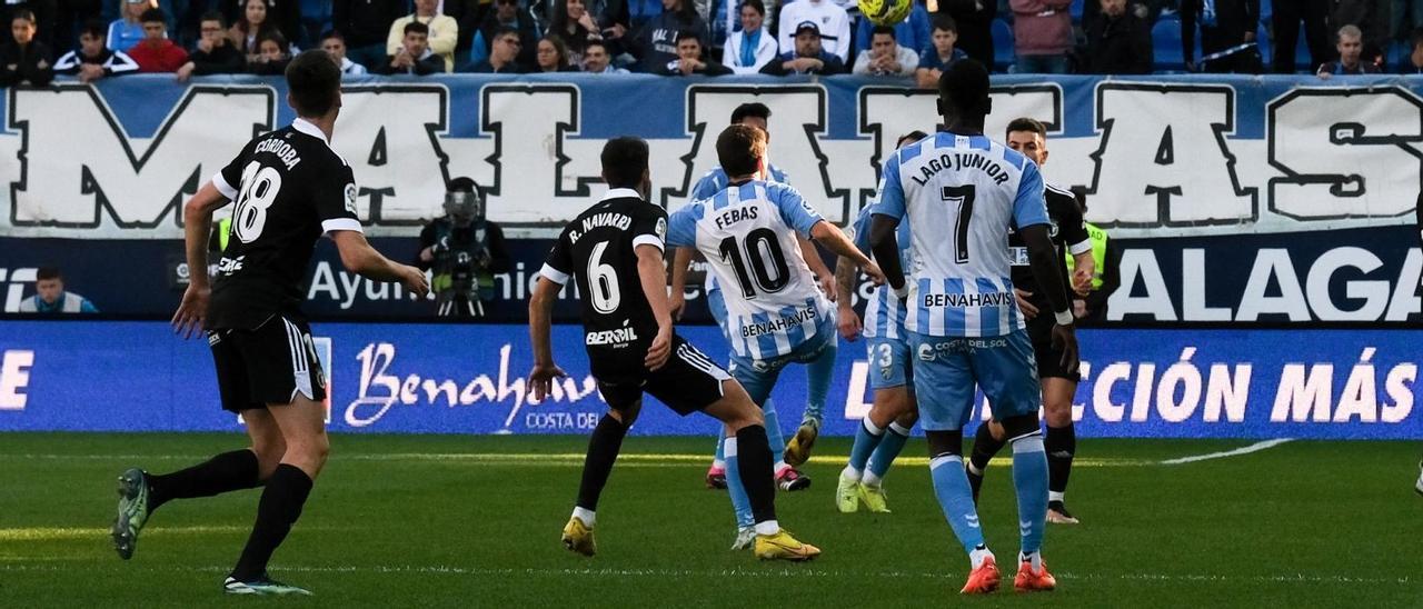 Al Málaga C.F. le espera un arduo camino para salvar el tipo en Segunda División.