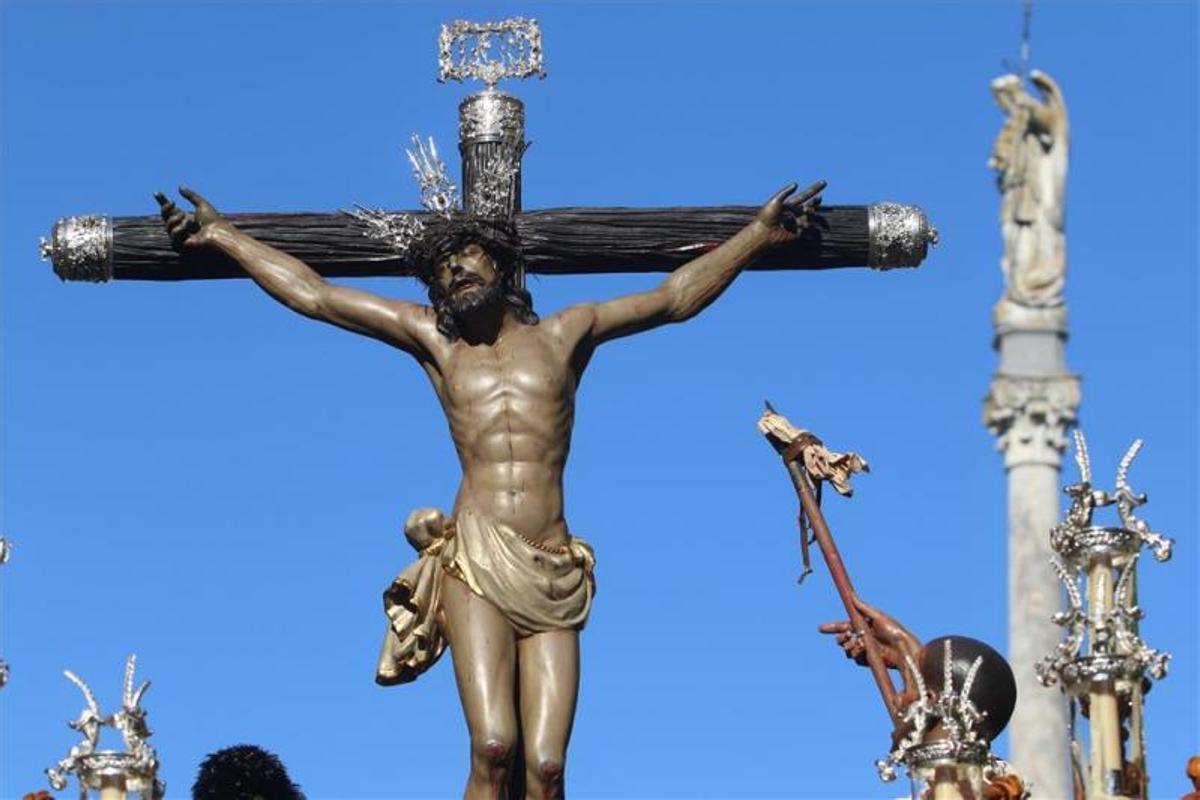 La noche culmina un Martes Santo primaveral e histórico